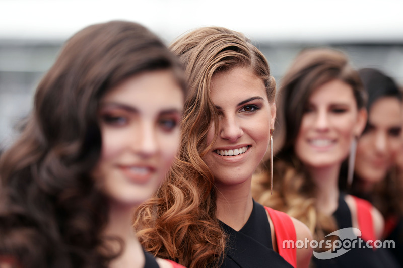 Gridgirls bei der Fahrerparade