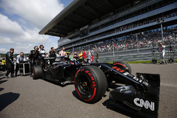 Jenson Button, McLaren MP4-31 sulla griglia di partenza
