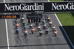 Старт: Валентино Россі, Yamaha Factory Racing, Андреа Янноне, Ducati Team на передньому ряді