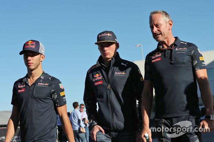 Pierre Gasly, tercer piloto de Red Bull, con Max Verstappen, Red Bull Racing y Jonathan Wheatley, Red Bull Racing Team Manager