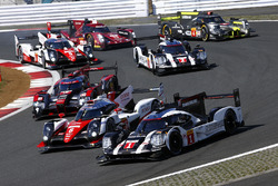 #1 Porsche Team Porsche 919 Hybrid: Timo Bernhard, Mark Webber, Brendon Hartley, #6 Toyota Racing To