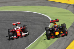 Daniel Ricciardo, Red Bull Racing RB12 e Sebastian Vettel, Ferrari SF16-H