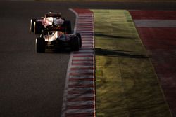 Sebastian Vettel, Ferrari SF16-H lidera a Daniel Ricciardo, Red Bull Racing RB12