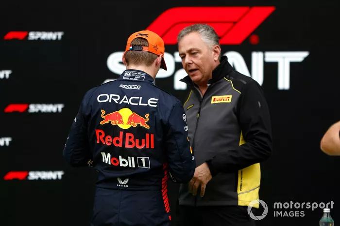 Mario Isola, Racing Manager, Pirelli Motorsport, entrega a Max Verstappen, Red Bull Racing, la gorra Pirelli del Sprint Shootout.