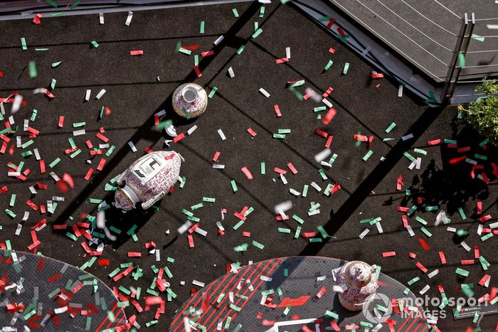 El trofeo roto del ganador de la carrera Max Verstappen, Red Bull Racing, en el podio.