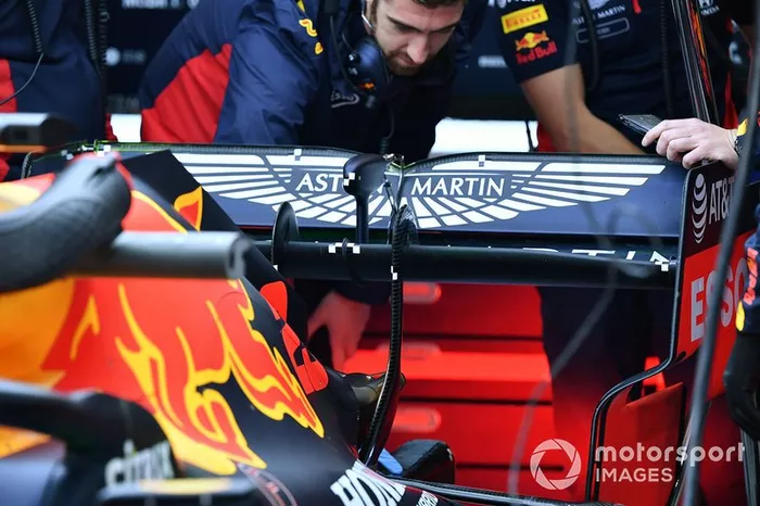 Los mecánicos trabajan en la parte trasera de un Red Bull Racing RB16 