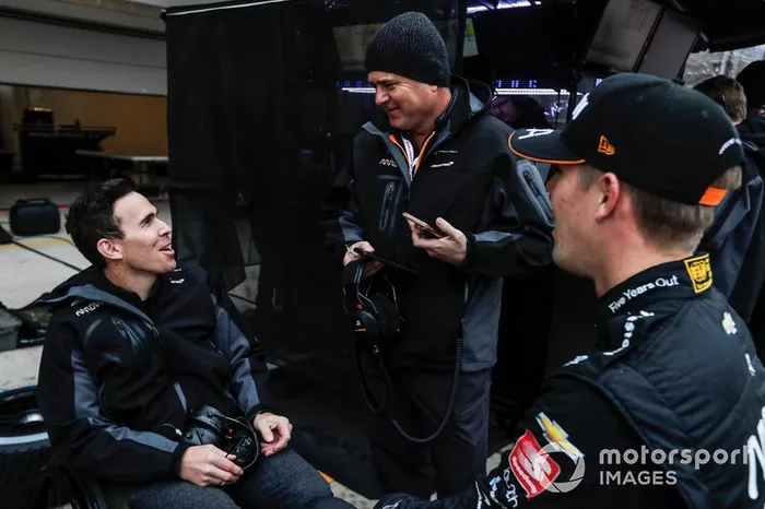 Oliver Askew, Arrow McLaren SP Honda chiacchera con Gil de Ferran e Robert Wickens