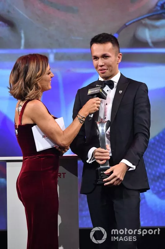 Alexander Albon, Red Bull Racing, gana el Premio al Debutante del Año