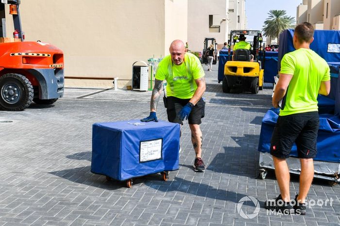 DHL descargando en el paddock de F1