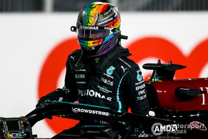 Ganador de la pole position Lewis Hamilton, Mercedes, celebra