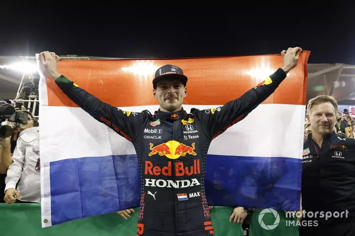Max Verstappen, Red Bull Racing, 1ª posición, lo celebra con una bandera holandesa en el Parc Ferme