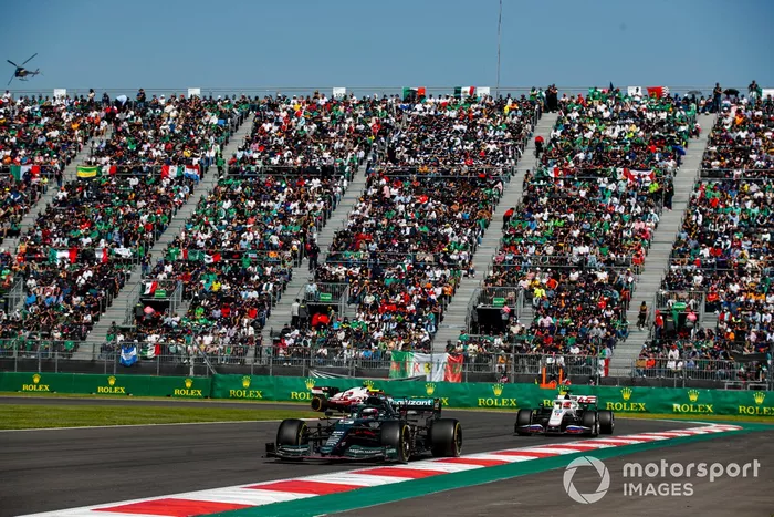 Sebastian Vettel, Aston Martin AMR21, Nikita Mazepin, Haas VF-21, Kimi Raikkonen, Alfa Romeo Racing C41