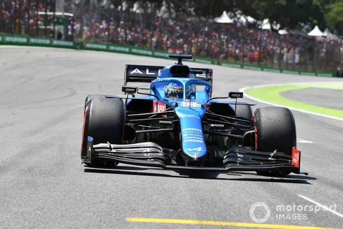 Fernando Alonso, Alpine A521, se dirige a la parrilla