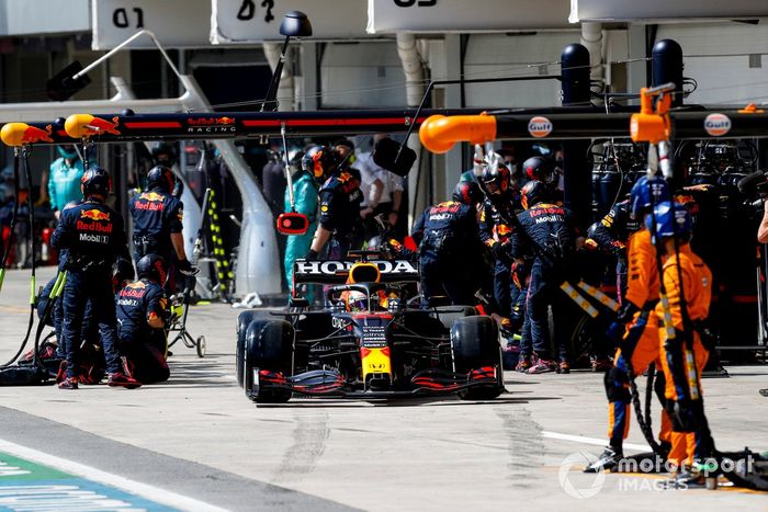 Max Verstappen, Red Bull Racing RB16B, sale de su box