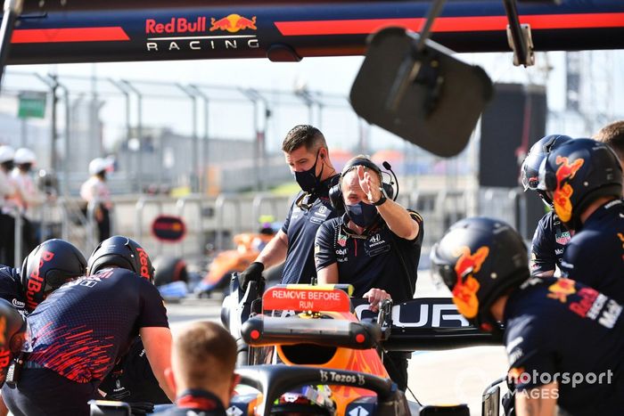Sergio Pérez, Red Bull Racing RB16B, en boxes durante los entrenamientos