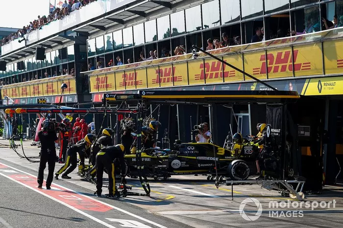 Daniel Ricciardo, Renault F1 Team R.S.19, es retirado de la carrera