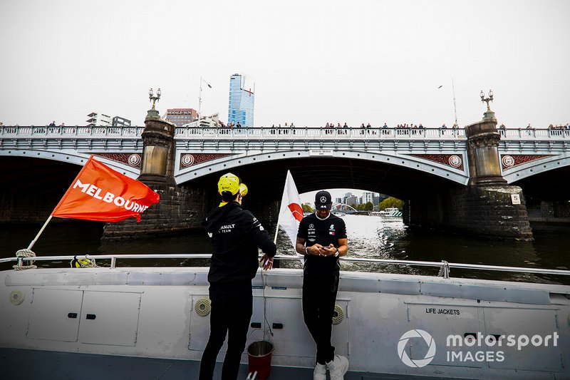 Daniel Ricciardo, Renault e Lewis Hamilton, Mercedes AMG F1, si dirigono verso l'evento a Federation Square