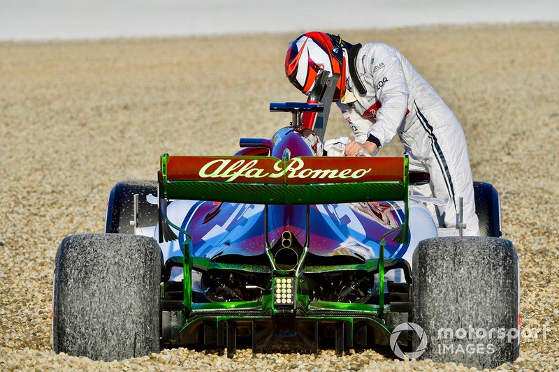 Kimi Raikkonen, Alfa Romeo Racing C38, trompea y encalla en la arena