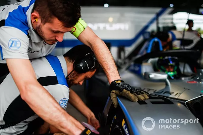 Venturi mechanics work on the front-right section of Felipe Massa, Venturi Formula E, Venturi VFE05 