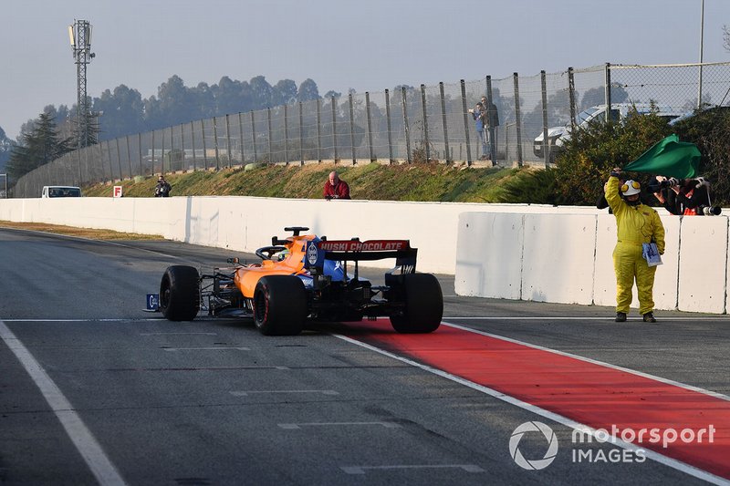 Lando Norris, McLaren MCL34 as marshal waves the green flag