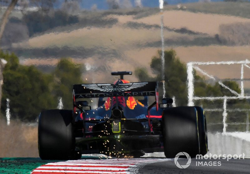 Pierre Gasly, Red Bull Racing RB15, fait des étincelles sur un vibreur