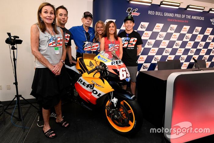 La famille de Nicky Hayden avec sa moto Championne du monde