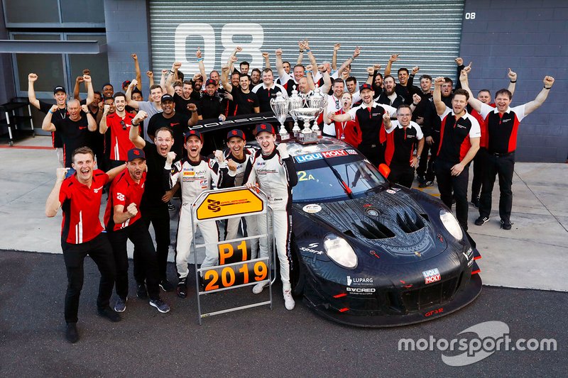 I vincitori della gara #912 EBM Porsche 911 GT3-R: Dirk Werner, Dennis Olsen, Matt Campbell with Earl Bamber, EBM e i membri del team