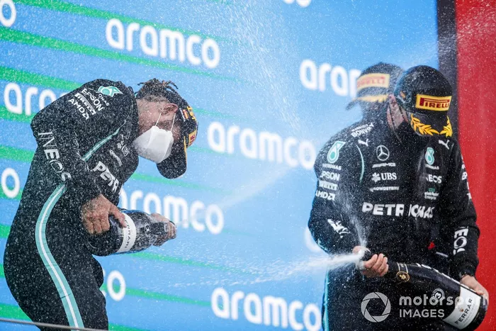 Podio: ganador de la carrera Lewis Hamilton, Mercedes, tercer lugar Valtteri Bottas, Mercedes
