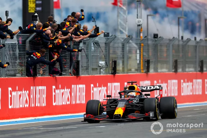 Il vincitore della gara Max Verstappen, Red Bull Racing RB16B taglia il traguardo per festeggiare la sua squadra