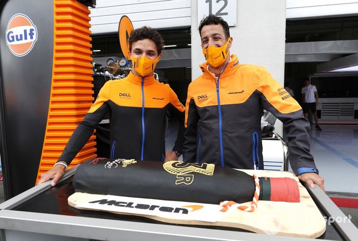 Lando Norris y miembros del equipo McLaren, con una tarta de cumpleaños de Daniel Ricciardo