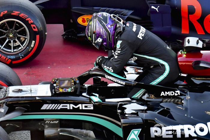 Lewis Hamilton, de Mercedes, llega al Parc Ferme tras conseguir su pole número 100 en la F1