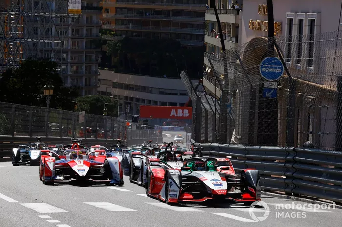 Rene Rast, Audi Sport ABT Schaeffler, Audi e-tron FE07, Alexander Sims, Mahindra Racing, M7Electro, el resto del pelotón por la colina