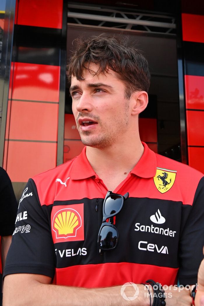 Charles Leclerc, de Ferrari, habla fuera del motorhome de Ferrari tras retirarse de la cabeza de carrera 