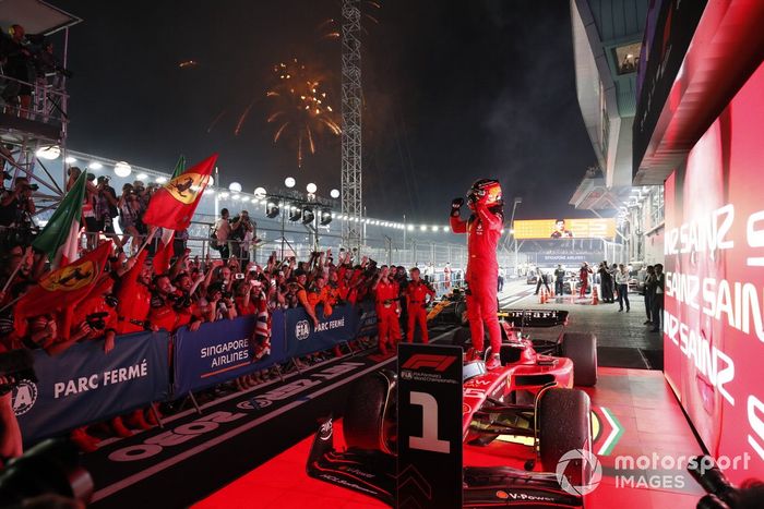Carlos Sainz, Scuderia Ferrari, 1ª posición, celebra a su llegada al Parc Ferme