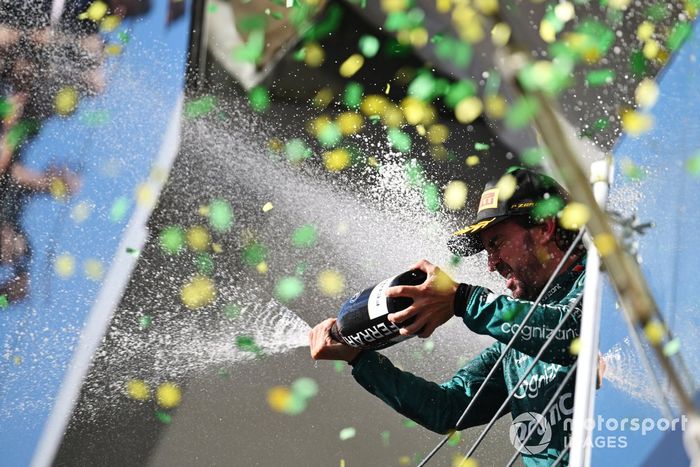 Fernando Alonso, Aston Martin F1 Team, 3ª posición, lo celebra rociando champán en el podio