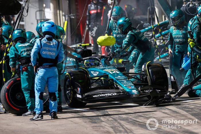 Fernando Alonso, Aston Martin AMR23, en boxes
