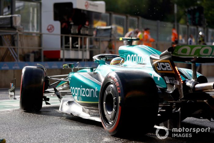 Fernando Alonso, Aston Martin AMR23, sale del garaje