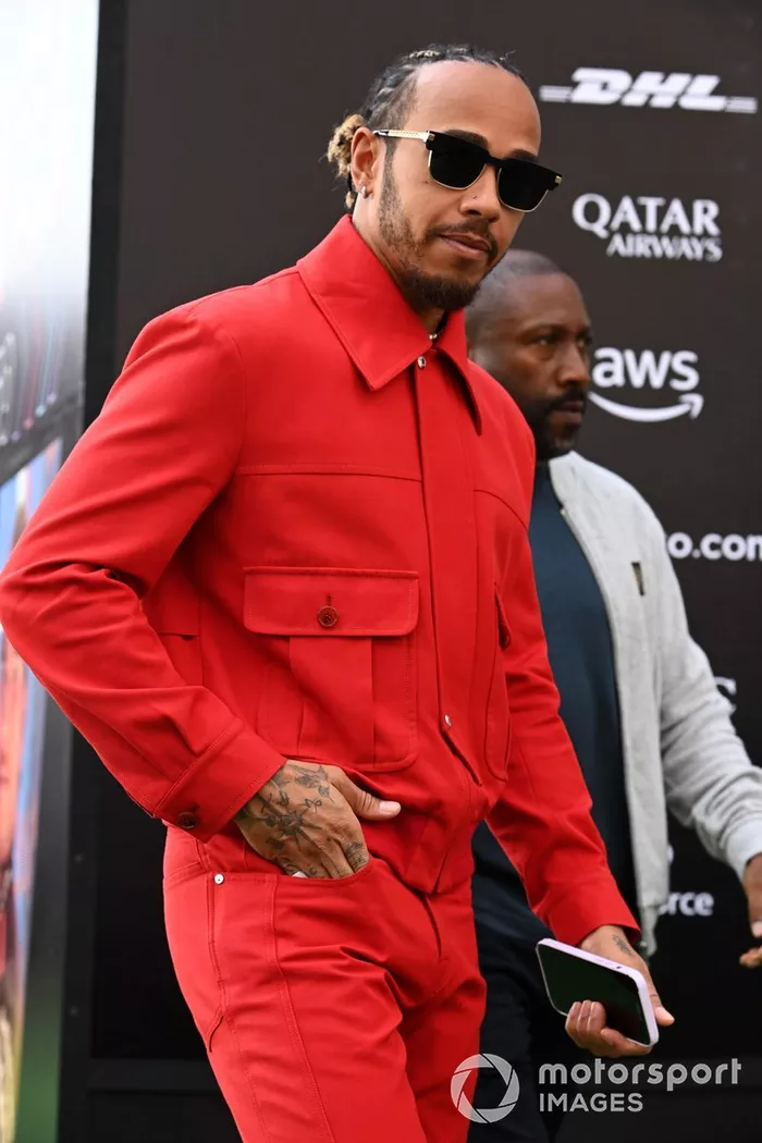 Lewis Hamilton, Mercedes-AMG, llegando al paddock