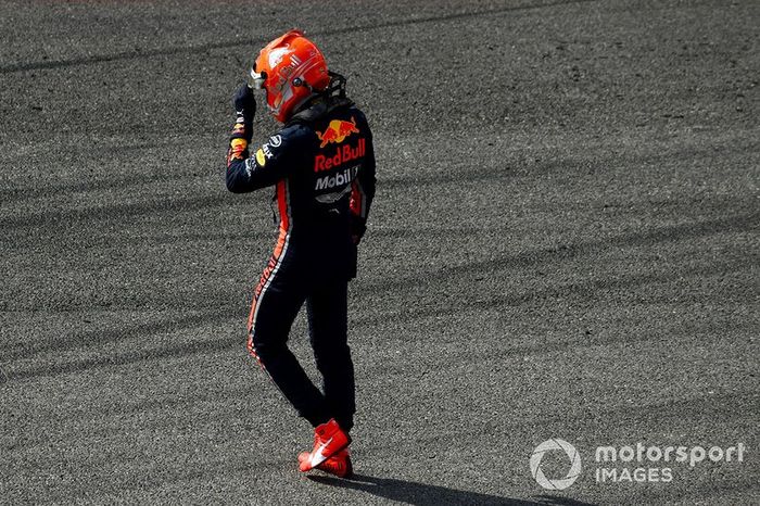 Max Verstappen volta para o pitlane