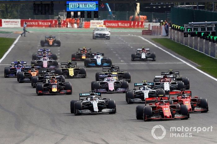 Charles Leclerc, Ferrari SF90, Sebastian Vettel, Ferrari SF90, Lewis Hamilton, Mercedes AMG F1 W10, Valtteri Bottas, Mercedes AMG W10 al inicio