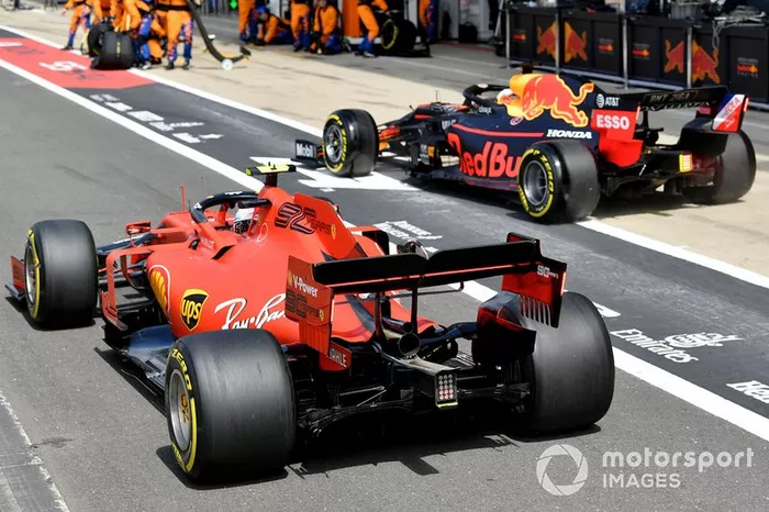 Max Verstappen, Red Bull Racing RB15, e Charles Leclerc, Ferrari SF90, fanno a gara per chi sarà il primo ad uscire dalla pit lane