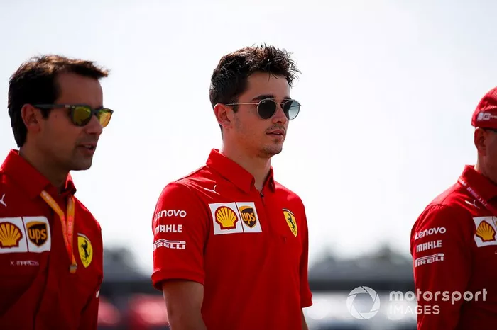 Charles Leclerc, Ferrari, ispeziona il circuito con i suoi meccanici