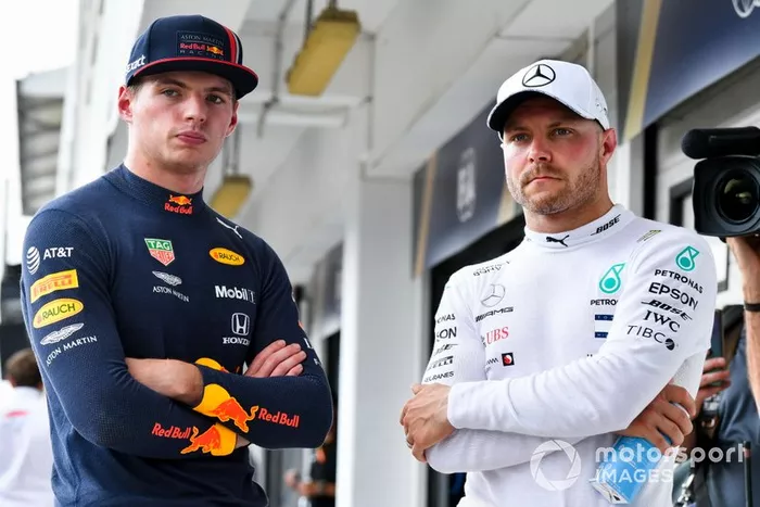 Pole Sitter Max Verstappen, Red Bull Racing e Valtteri Bottas, Mercedes AMG F1 al Parc Ferme 