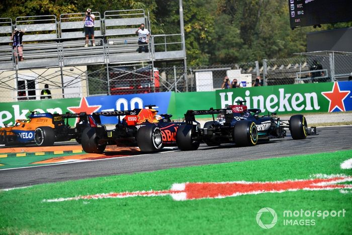 Secuencia del choque de Max Verstappen, Red Bull Racing RB16B, y Lewis Hamilton, Mercedes W12