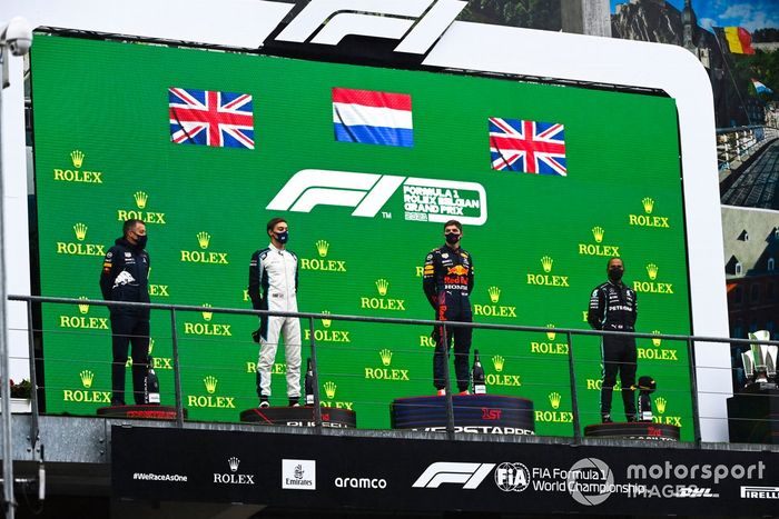 Podio: segundo lugar George Russell, Williams, ganador Max Verstappen, Red Bull Racing, tercer lugar Lewis Hamilton, Mercedes
