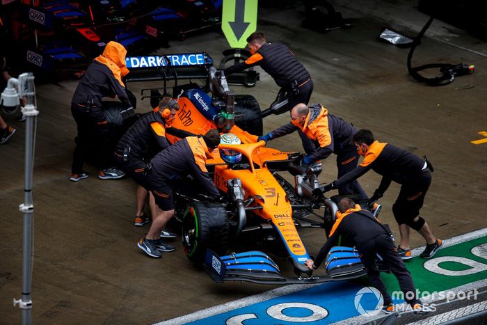 Daniel Ricciardo, McLaren MCL35M, vuelve al garaje