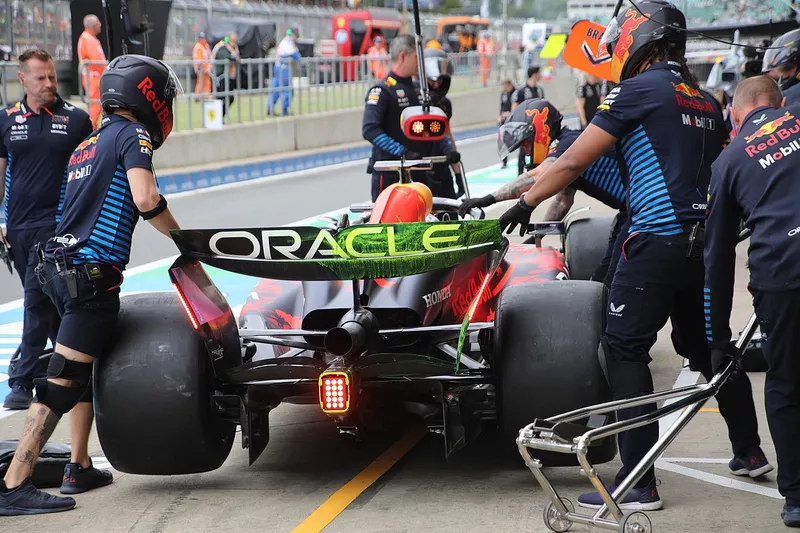 Red Bull Racing RB20 avec peinture flow-vis 
