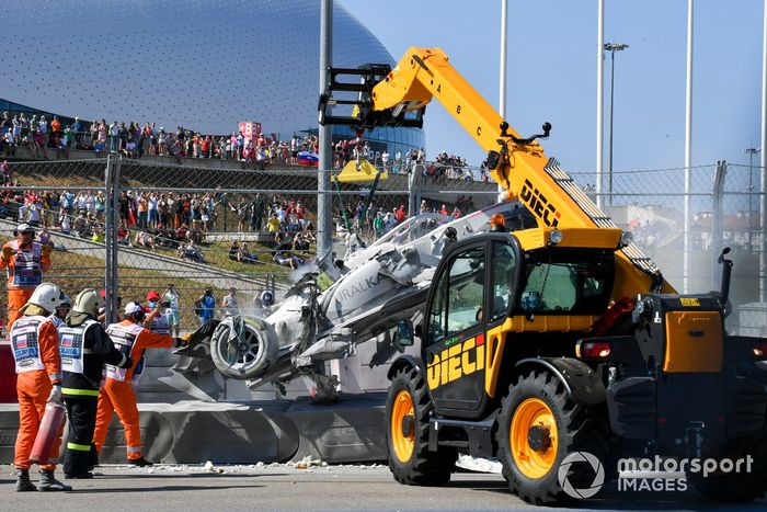 Los comisarios recuperan el coche de Jack Aitken, Campos Racing, tras su accidente con Luca Ghiotto, Hitech Grand Prix 