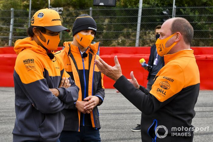 Carlos Sainz Jr. y Lando Norris, McLaren, recorren la pista