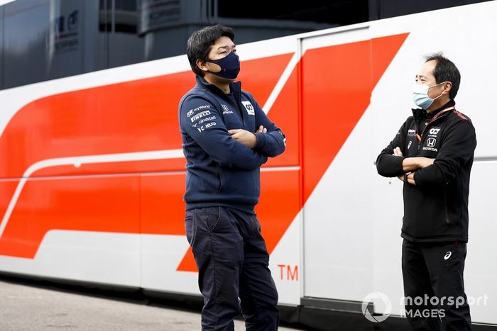 Toyoharu Tanabe, Director Técnico de Honda F1 y un ingeniero de  AlphaTauri en el paddock